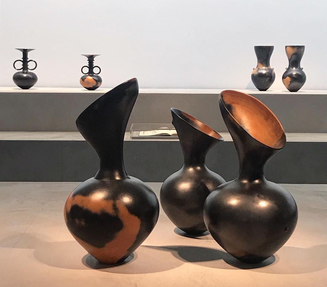Magdalene Odundo | 5. Among the defining qualities of Magdalene Odundo’s ceramics are their rich, deep colours, like the beautiful shades of orange and black on these pots.
instagram.com/p/Cr2fq4DoRiu/