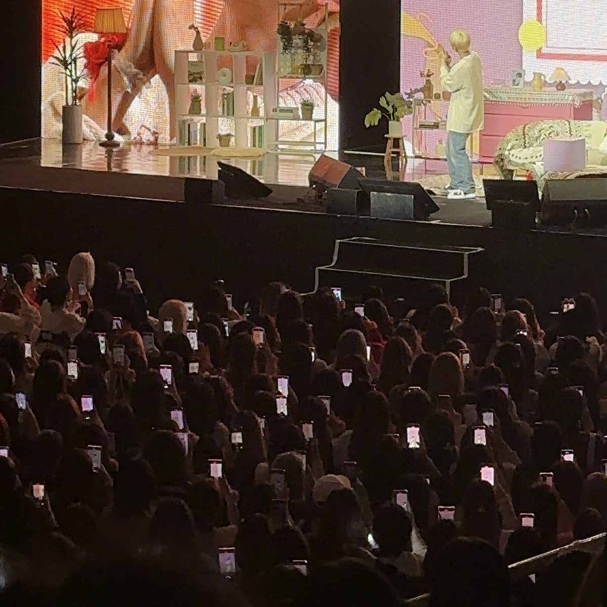 light_b_'s tweet photo. 백현이 귀미챌 할 때 ㅋㅋㅋㅋㅋㅋㅋㅋㅋㅋㅋ 카메라 ㅋㅋㅋㅋㅋㅋㅋㅋㅋㅋㅋ 아주 핫해 ㅠㅠ https://t.co/FrxtLJXuCT