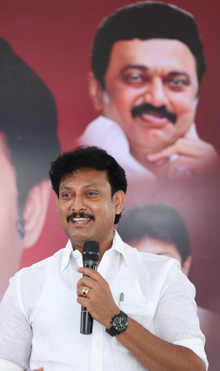 Anbil_Mahesh's tweet photo. மாண்புமிகு தமிழ்நாடு முதலமைச்சர் @mkstalin அவர்களின் வழிகாட்டுதலின்படி மதுரையில் கட்டப்பட்டு வரும் "கலைஞர் நூற்றாண்டு நூலகத்திற்கு'' 1000 நூல்களை அன்பளிப்பாக வழங்கிய தமிழ்நாடு அரசு உதவி பெறும் சிறுபான்மையற்ற பள்ளிகளின் ஆசிரியர் கூட்டமைப்பினருக்கு மனமார்ந்த நன்றிகளைத் தெரிவித்துக்கொள்கிறேன்.
#kalaignar_centenary_library