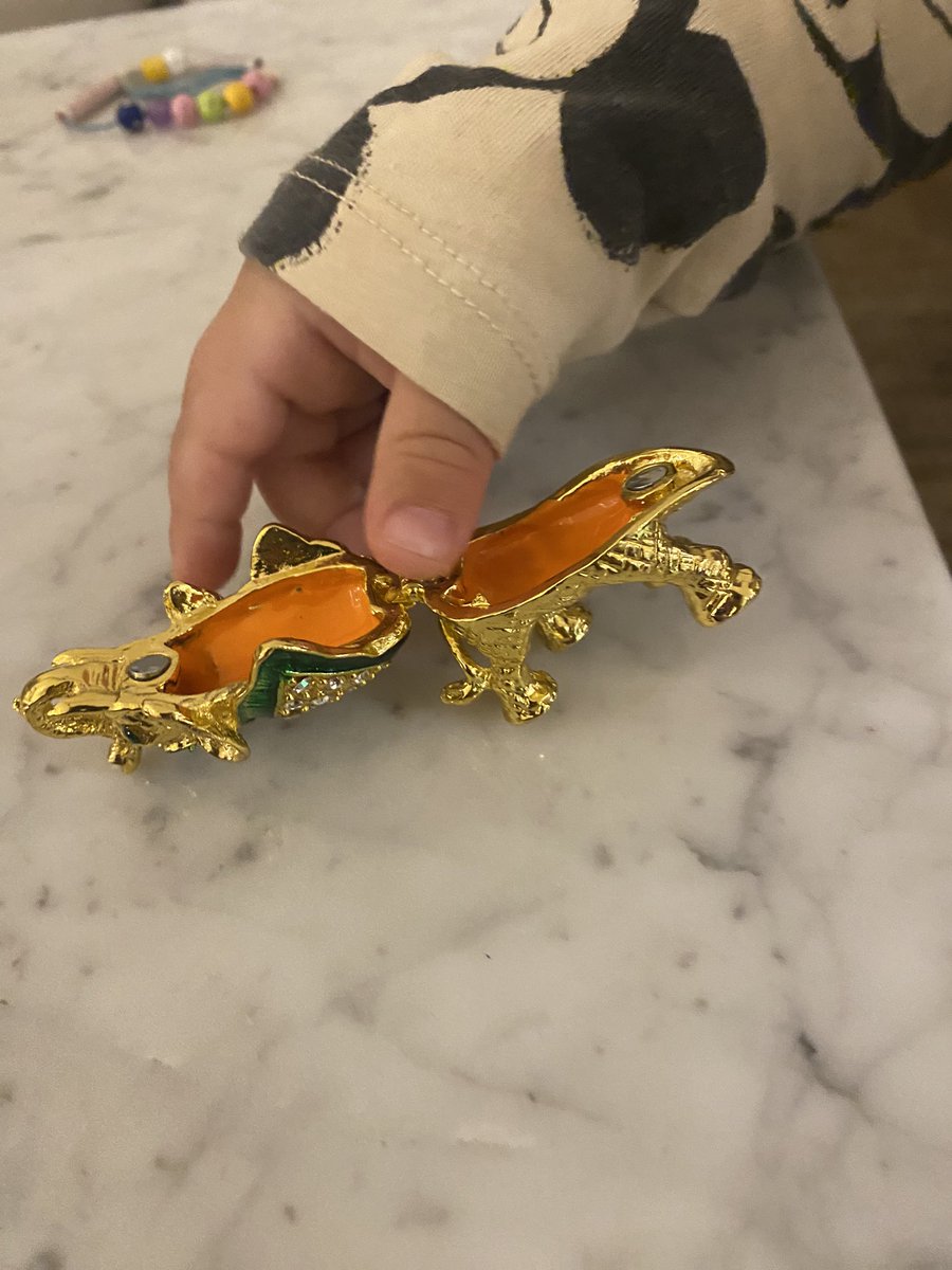 Mi papá volvió de viaje de Israel y le trajo de regalo a mi hijo de 1 año y 4 meses este elefantito miniatura que parece ser un pastillero. Real no entiendo que flasheaste pero te amo pa.