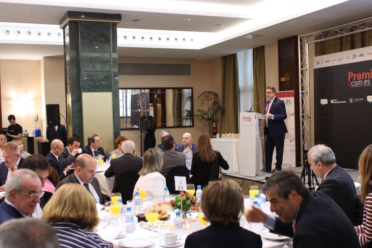 UPA_Federal's tweet photo. Hoy en los #PremiosQcomes @qcom_es de @rmiguelanez. Una cita única que reúne a toda la cadena agroalimentaria y en la que hoy celebramos la concesión del premio 🥇 a la mejor iniciativa del sector productor 2022 al #AOVE de olivar tradicional de UPA, #MIGASA y @lidlespana 👏🏼👏🏼 https://t.co/RjgdgxWbsy