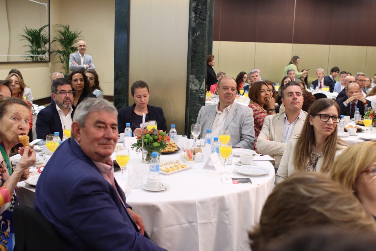 UPA_Federal's tweet photo. Hoy en los #PremiosQcomes @qcom_es de @rmiguelanez. Una cita única que reúne a toda la cadena agroalimentaria y en la que hoy celebramos la concesión del premio 🥇 a la mejor iniciativa del sector productor 2022 al #AOVE de olivar tradicional de UPA, #MIGASA y @lidlespana 👏🏼👏🏼 https://t.co/RjgdgxWbsy