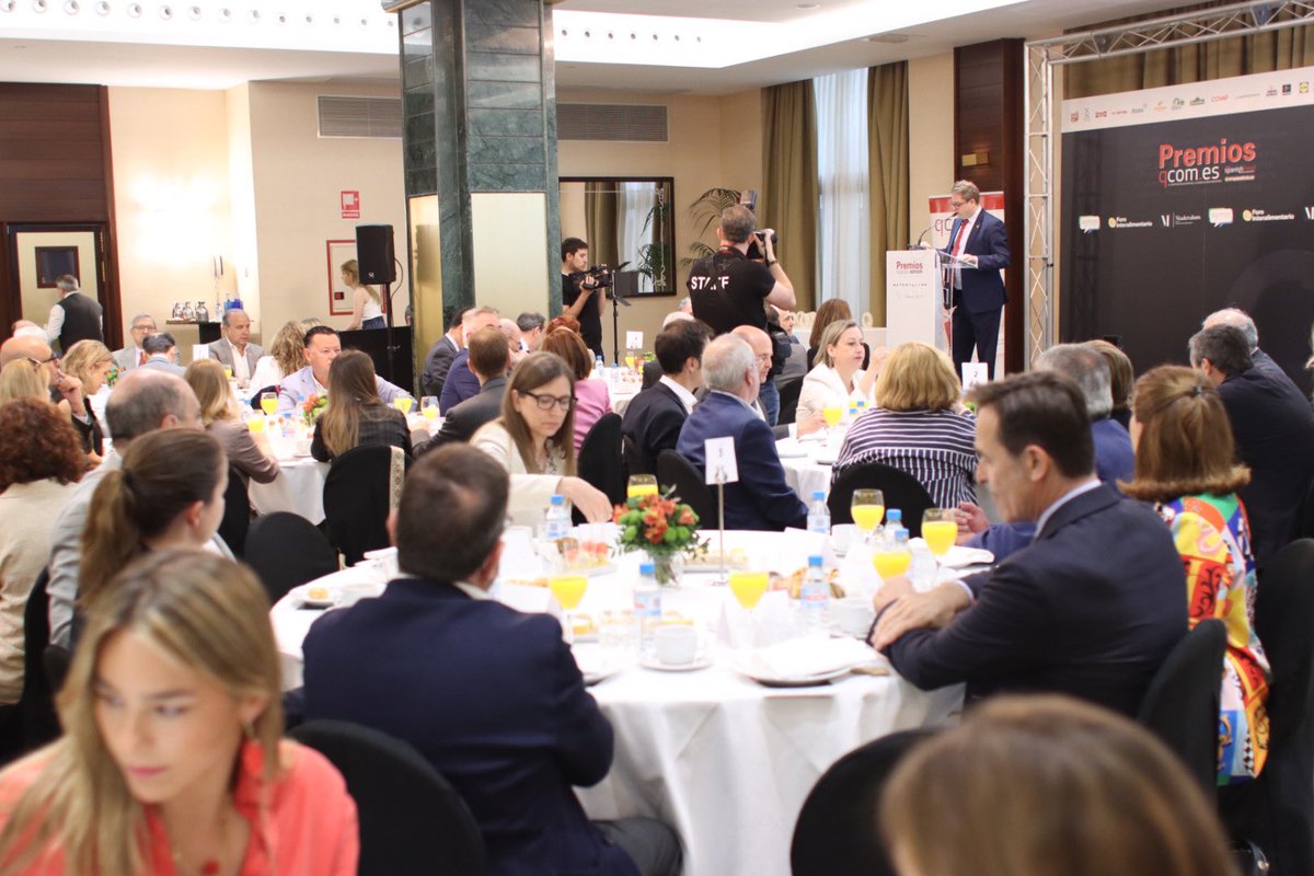 UPA_Federal's tweet photo. Hoy en los #PremiosQcomes @qcom_es de @rmiguelanez. Una cita única que reúne a toda la cadena agroalimentaria y en la que hoy celebramos la concesión del premio 🥇 a la mejor iniciativa del sector productor 2022 al #AOVE de olivar tradicional de UPA, #MIGASA y @lidlespana 👏🏼👏🏼 https://t.co/RjgdgxWbsy