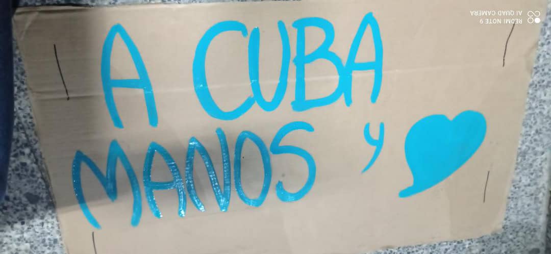 Trabajadores del Gi reunidos esperando la hora de salir para el desfile.
#ALaPartriaManosYCorazón 
#CubaViveYTrabaja