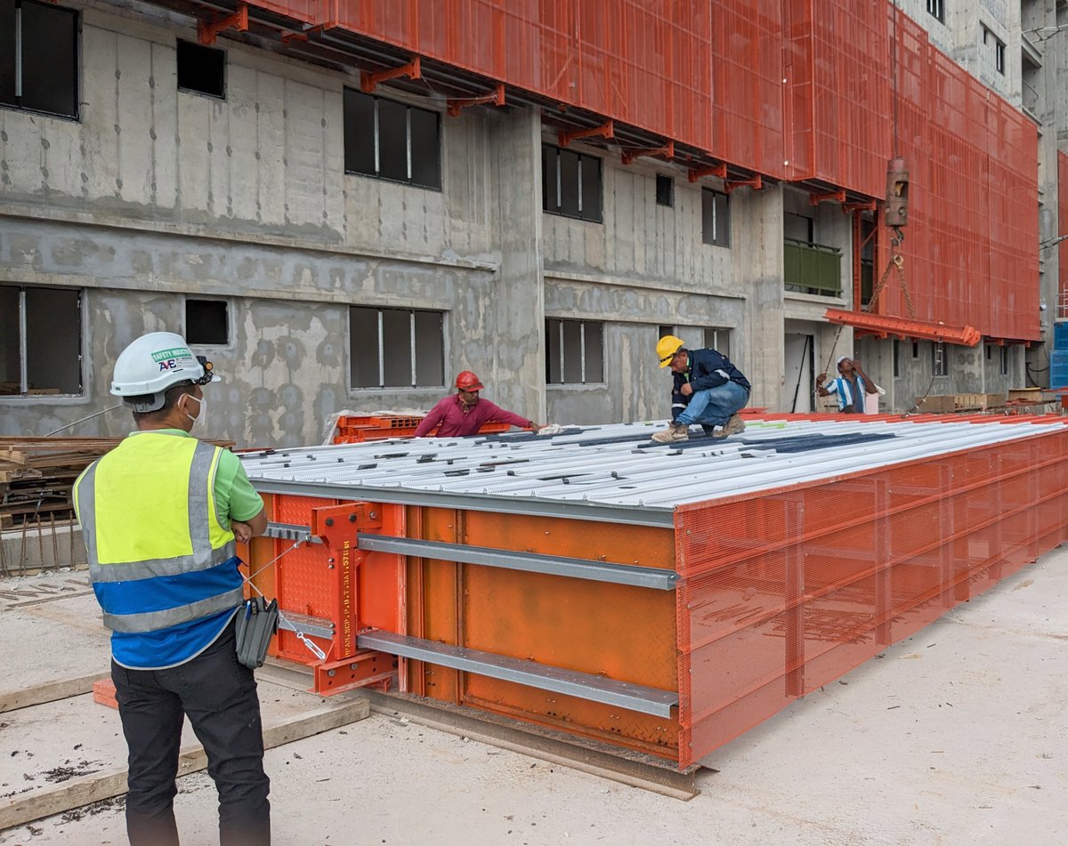 MfeFormwork's tweet photo. The ground team meticulously assembles and tests the MFE SCP before lifting and attaching it to the project building. The MFE SCP serves as a robust safety screen protection system that envelops the entire structure, significantly mitigating the risk of falls and falling debris. https://t.co/pwBNs52k5O