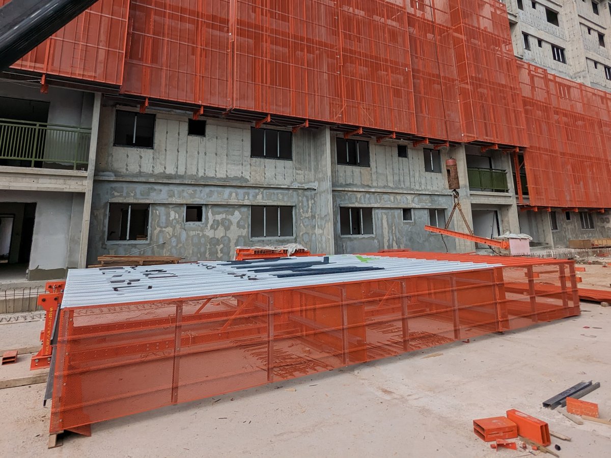 MfeFormwork's tweet photo. The ground team meticulously assembles and tests the MFE SCP before lifting and attaching it to the project building. The MFE SCP serves as a robust safety screen protection system that envelops the entire structure, significantly mitigating the risk of falls and falling debris. https://t.co/pwBNs52k5O