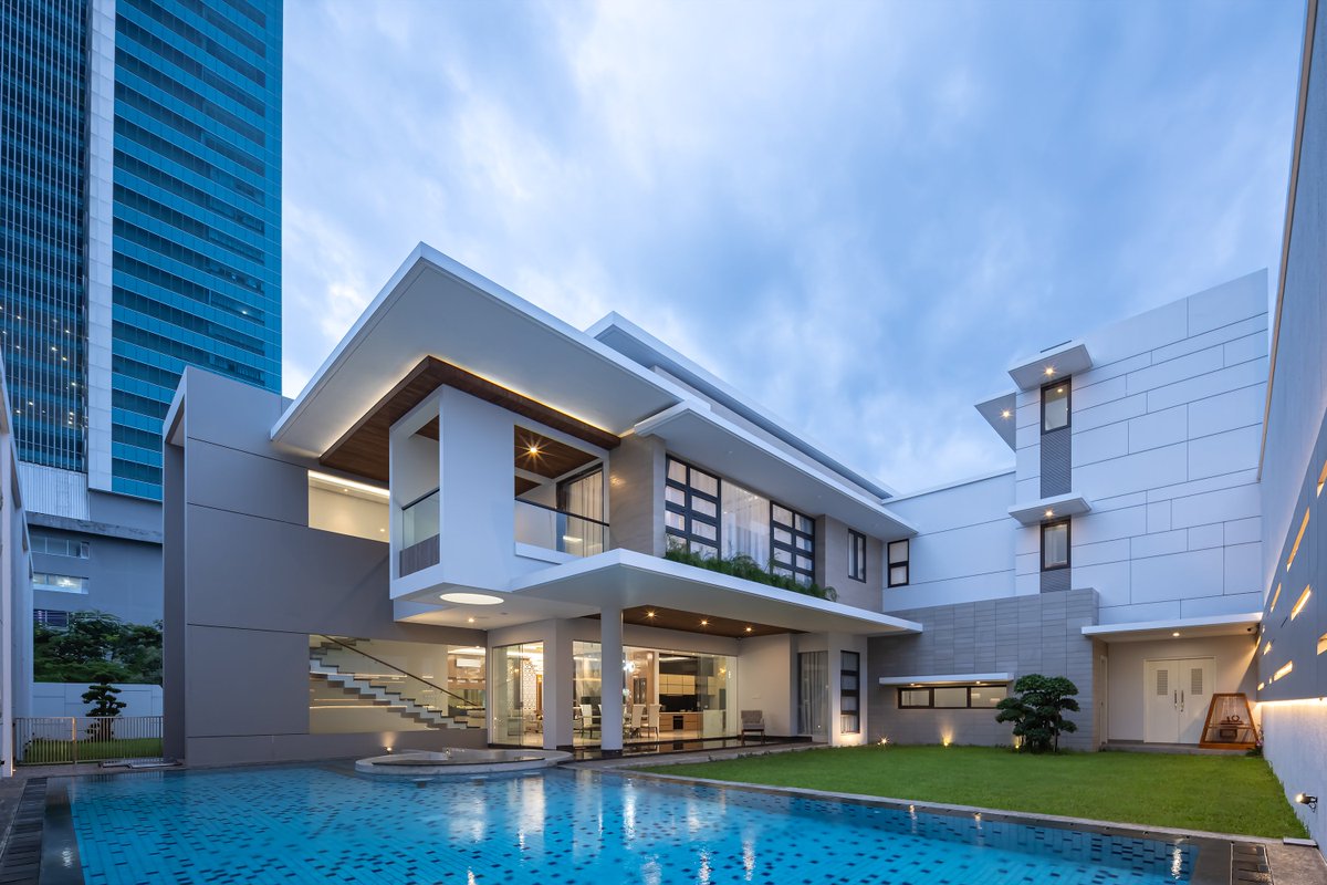 ConArchStudio's tweet photo. ET House
The design of the back of the house is made comfortable for quality family time with glass openings facing the rear garden. https://t.co/D3h3hoeAIy