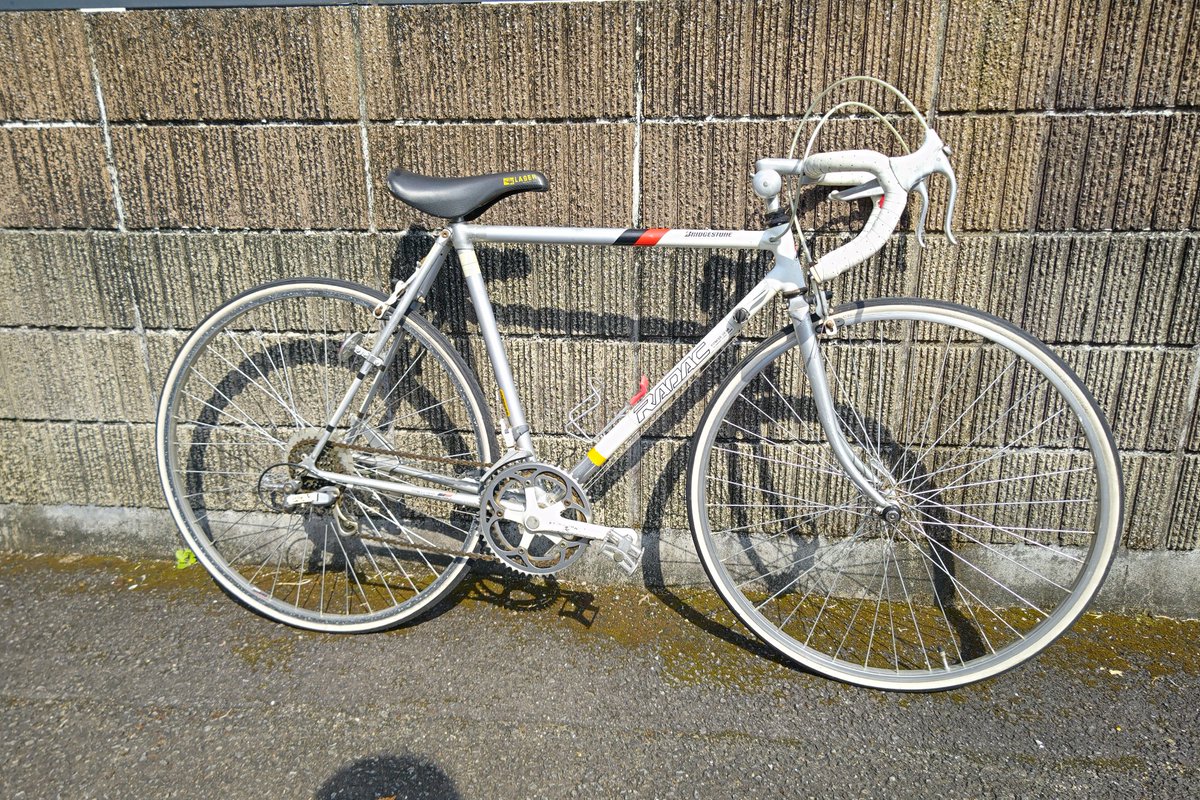 Ninigino3510's tweet photo. 実家の車庫に眠っていた、父の自転車を外に出してみた。
ワイヤーは伸びてたし、タイヤはヒビ入っていて乗れないなぁ。
#BRIDGESTONE
#RADAC https://t.co/MzT70Dg2A0
