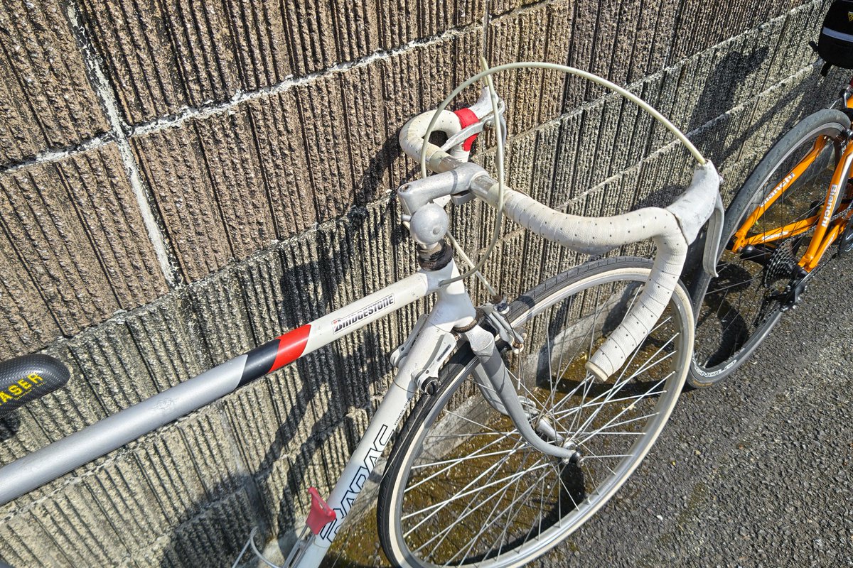 Ninigino3510's tweet photo. 実家の車庫に眠っていた、父の自転車を外に出してみた。
ワイヤーは伸びてたし、タイヤはヒビ入っていて乗れないなぁ。
#BRIDGESTONE
#RADAC https://t.co/MzT70Dg2A0