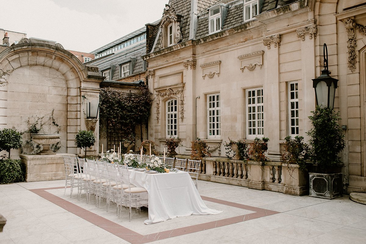 Planning a summer wedding? The private courtyard at Dartmouth House offers a charming spot for a wedding ceremony, drinks or wedding reception and best of all, you can hire it exclusively for your event. #graysons #dartmouthhouse #mayfair #londonvenues #events #weddinglocation