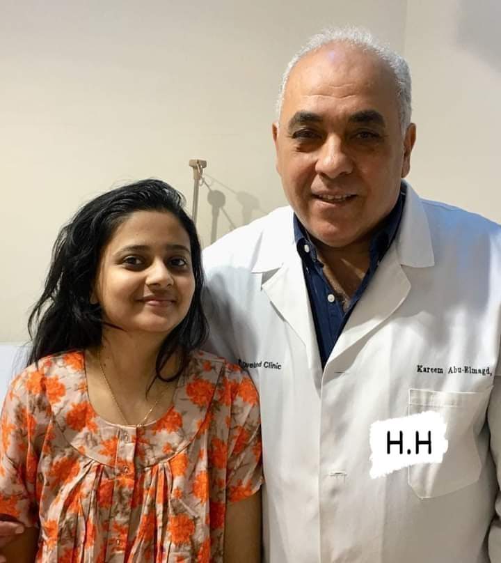 ALqasmi801's tweet image. طبيبة من بنغلاديش اسمها " شارمن “ فشل الأطباء في بلدها من علاج الآلام المبرحة التي تصيبها في بطنها ! .. 
ولأنها طبيبة استطاعت التواصل إلكترونياً مع أشهر طبيب متخصص في علاج الحالات النادرة والميئوس منها ويَشغل دور رئيس قسم جراحات الجهاز الهضمي و زراعة الأمعاء بمستشفى (كليفلاند…