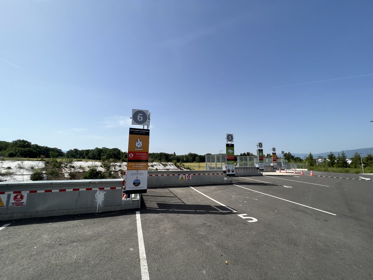 📆 Compte tenu des prochains jours fériés, les services administratifs de Pays de Gex agglo ainsi que les déchèteries seront fermés les 1, 8, 18, 19 et 29 mai.

🗑️ La collecte des déchets est maintenue aux jours habituels.