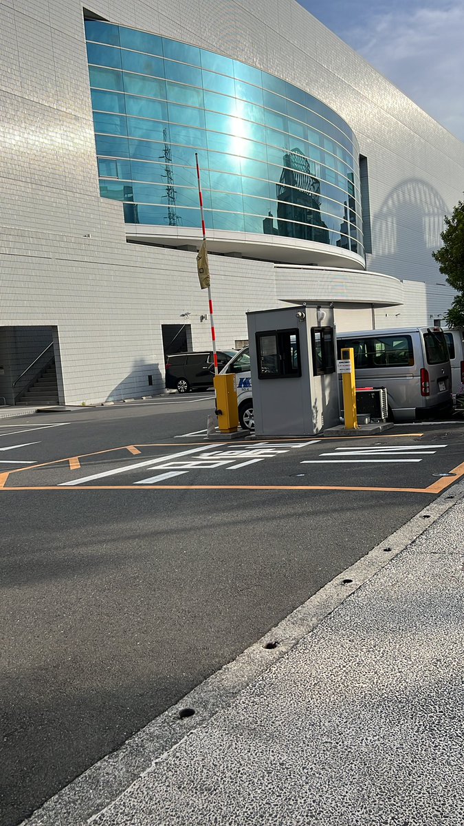 今日は今商談も兼ねて横浜アリーナへ😊
KAT-TUNのコンサートやってますね〜
我が仲間達頑張ってくれぃ🎙️