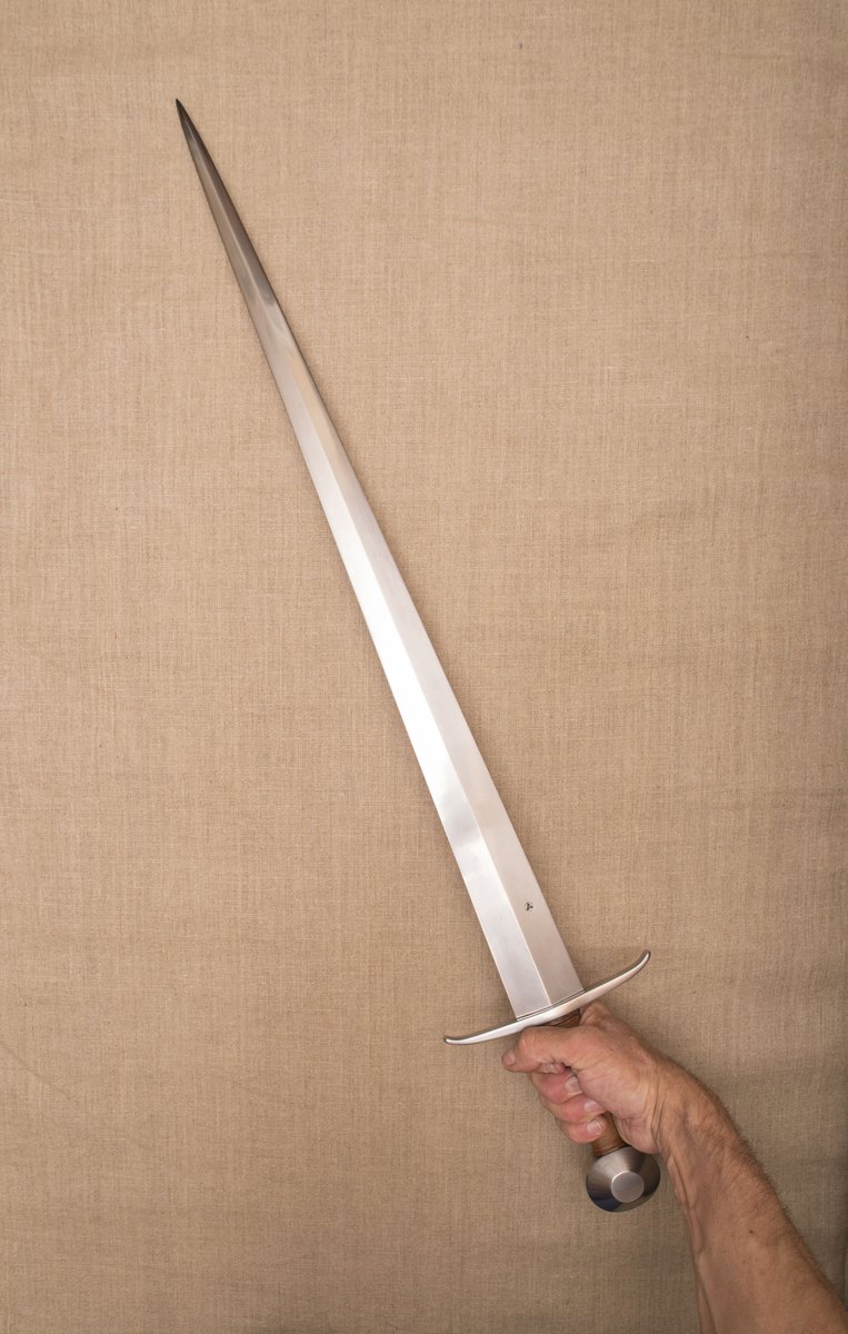 [Fantasy et Moyen Âge]

La sortie du livre dirigé par Victo Battaggion et Anne Besson approche ! 

Vous vous souvenez de l'épée que l'un de nos backeurs sur Ulule va remporter ? En voici quelques images envoyées par notre incroyable forgeron, Gaël Fabre !