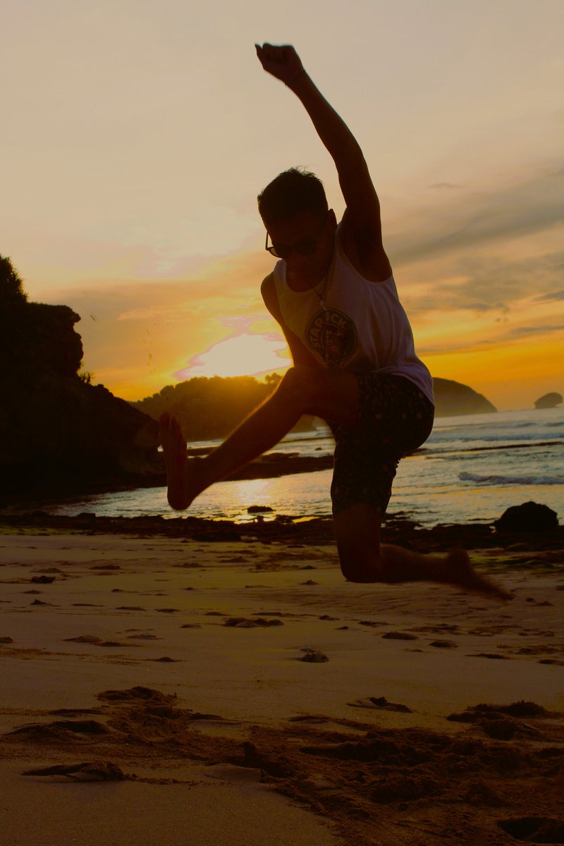 Alfibtfn's tweet photo. Semesta punya cara buat kita bahagia 🌅 https://t.co/cUYiBEyLgN