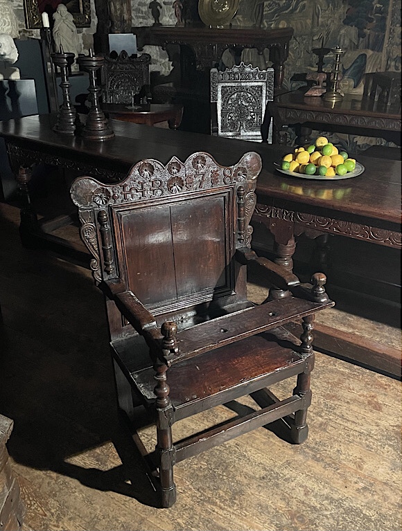 jackie_simonini's tweet photo. A very unusual westmorland oak reading/sewing chair. Dated 1718. Initialled h. B. 

https://t.co/2TM1zhBpEW

#sewingchair #readingchair #antiqueoakchair #oakfurniture #antiques #furniture https://t.co/4mTSVp0jpY