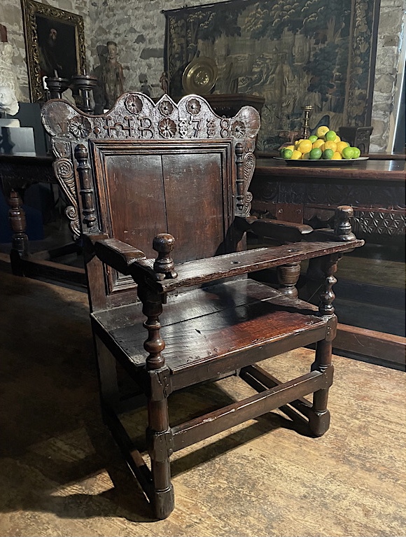 jackie_simonini's tweet photo. A very unusual westmorland oak reading/sewing chair. Dated 1718. Initialled h. B. 

https://t.co/2TM1zhBpEW

#sewingchair #readingchair #antiqueoakchair #oakfurniture #antiques #furniture https://t.co/4mTSVp0jpY