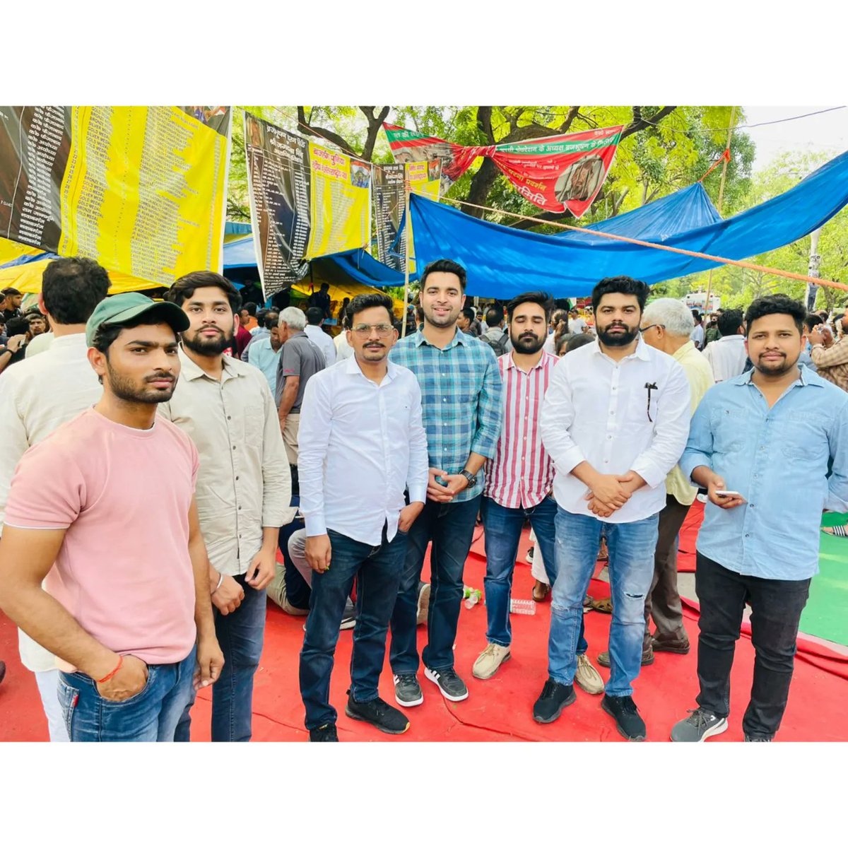 du_jat's tweet photo. सभी निष्पक्ष खिलाड़ियों ने पहलवानो का समर्थन किया है। किसी ने उनका विरोध नहीं किया और सबने बृजभूषण को गलत कहा है। भले ही वो नीरज चोपड़ा,अभिनव बिंद्रा, वीरेंद्र सहवाग,कपिल देव,हरभजन सिंह आदि कोई भी हो सब पहलवानो के साथ हैं। 

मात्र बीजेपी जॉइन कर चुके खिलाड़ी ही ऐसे हैं जो डायरेक्टली या इनडायरेक्टली पहलवानो का विरोध कर रहे हैं उनकी अपनी राजनैतिक मजबूरियां है।

जिस तरह अंधभक्त राजनैतिक रूप से विरोध कर रहे हैं ऐसे विपक्ष के लोग भी स्पोर्ट कर रहे हैं। एक जाति विशेष के ज्यादा संख्या में विरोध कर रहे है तो एक जाति विशेष ज्यादा संख्या में समर्थन भी दे रही है।

पहलवानो की जीत अवश्य होगी।... ये सरकार अपने लोगो को बचाने के लिए शुरू से ही तानाशाह व जिद्दी रही है जल्दी से न झुकेगी। 

पर सब कोशिशों में नाकाम होने के बाद बुरी भदद पिटवाकर जरूर झुकती है।

अगर डटे रहे तो पहलवानो की जीत अवश्य होगी।

सत्य परेशान हो सकता है पराजित नहीं।

#WrestlersProtest #IStandWithMyChampions 
@BajrangPunia @sangeeta_phogat @FarmStudioz @Phogat_Vinesh @SakshiMalik @sushant_says