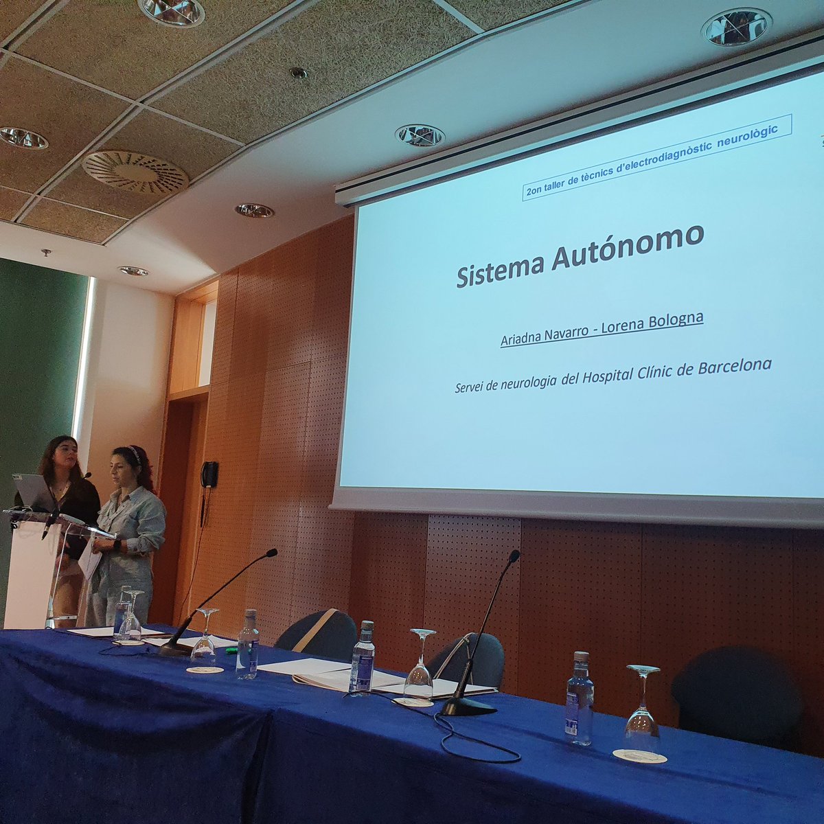 jnavarrootano's tweet image. Nuestros técnicos de diagnóstico neurológico explicando su experiencia con el estudio del sistema nervioso autónomo. ¡Trabajando juntos! @SCatalanaNeuro @NeuromusculSCN @hospitalclinic @idibaps