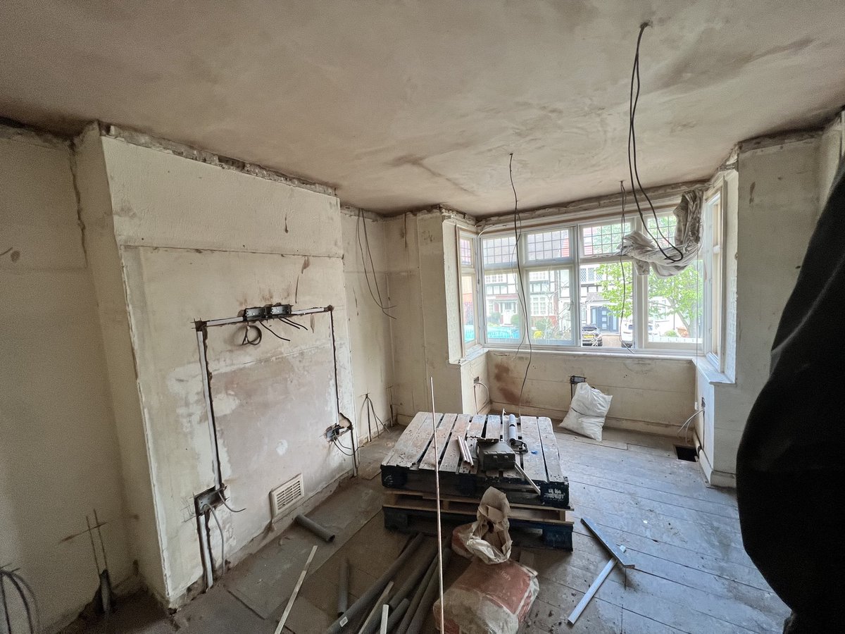 LHELECTRICS's tweet photo. First fix complete...Now this is my favourite part where the plasters come in and start to skim and plaster the walls to make it look like a dream come true. https://t.co/dORux0t7DJ