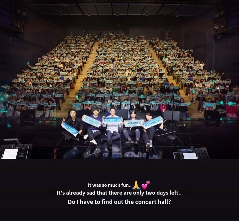 Seunggi and Captain Planet taking pic with the audience. It’s full house !!!

He’s having so much fan. Looking for a concert hall for next ? 😍

#LeeSeungGi #2023LeeSeungGiAsiaTour