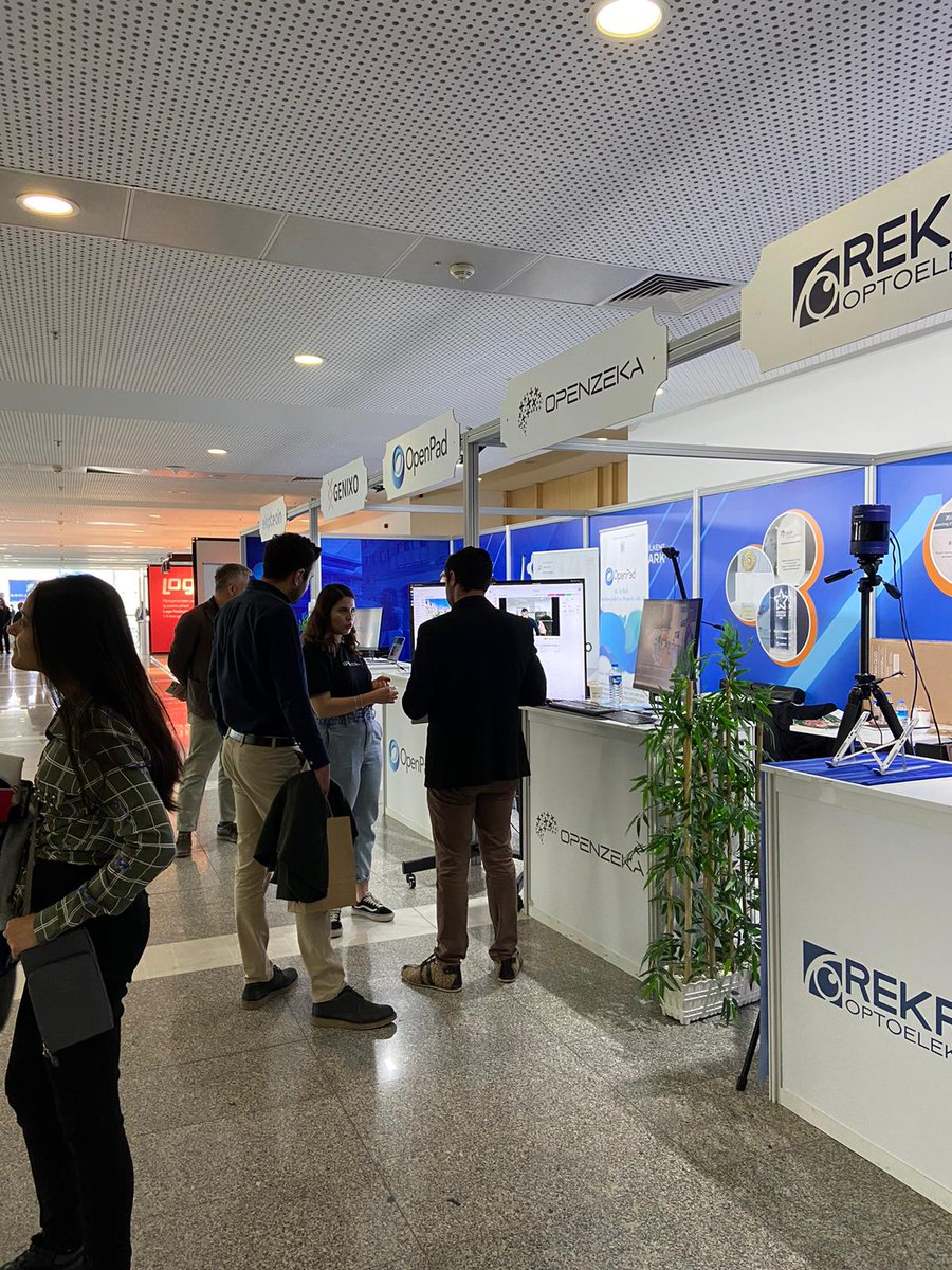 CyberparkTGB's tweet photo. Bilkent CYBERPARK olarak girişimciler, yatırımcılar, teknoloji ve inovasyon profesyonelleri ile bir araya geldiğimiz @23Girisim  ikinci gününde sunumlar ve panellerle devam ediyor! https://t.co/xBLJaBRbcq