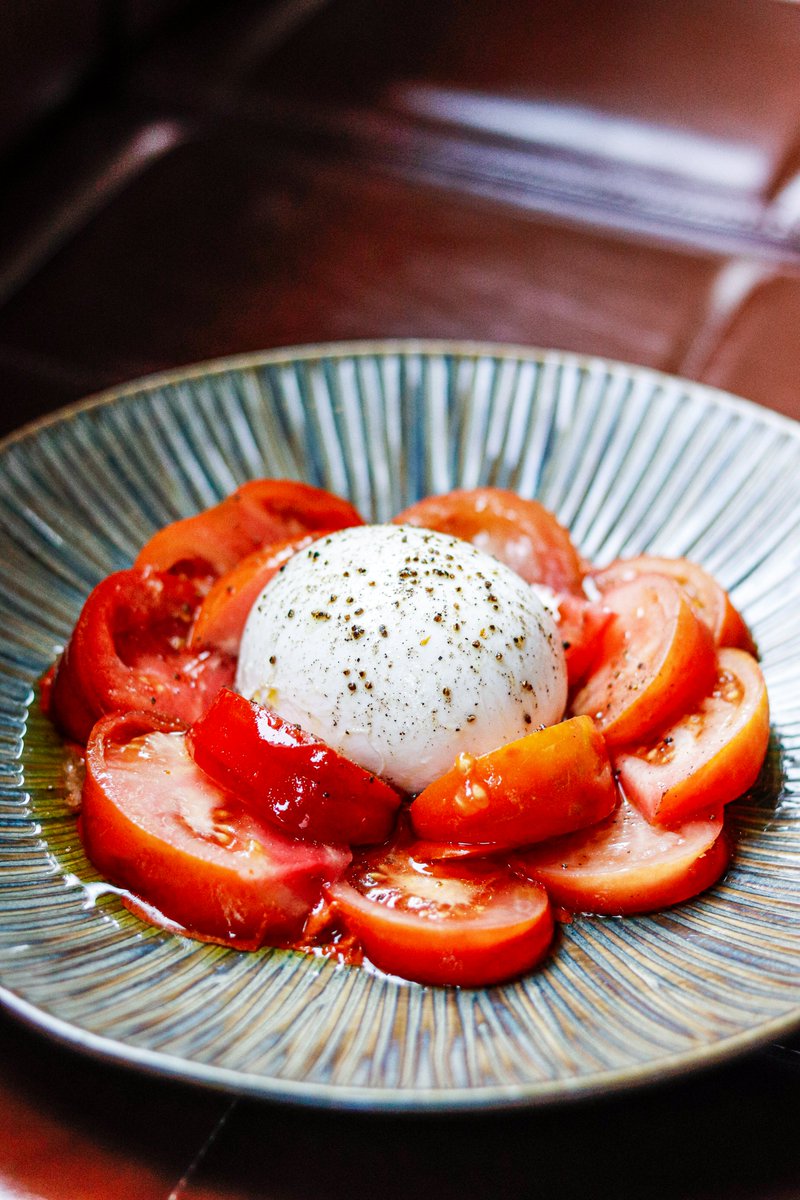 Ensalada de burrata, muhamara y tomate Raff. Un entrante para compartir sano y muy rico.
 
 📍 Avda. de los Andes, 8
 RESERVAS ➡ LINK EN BIO
 
 #somosMoemios #Moemia #tabernaviajera #taberneros #deaquiydealla #muymoemios #goodvibes #viaje #ensalda #burrata #tomate #compartir