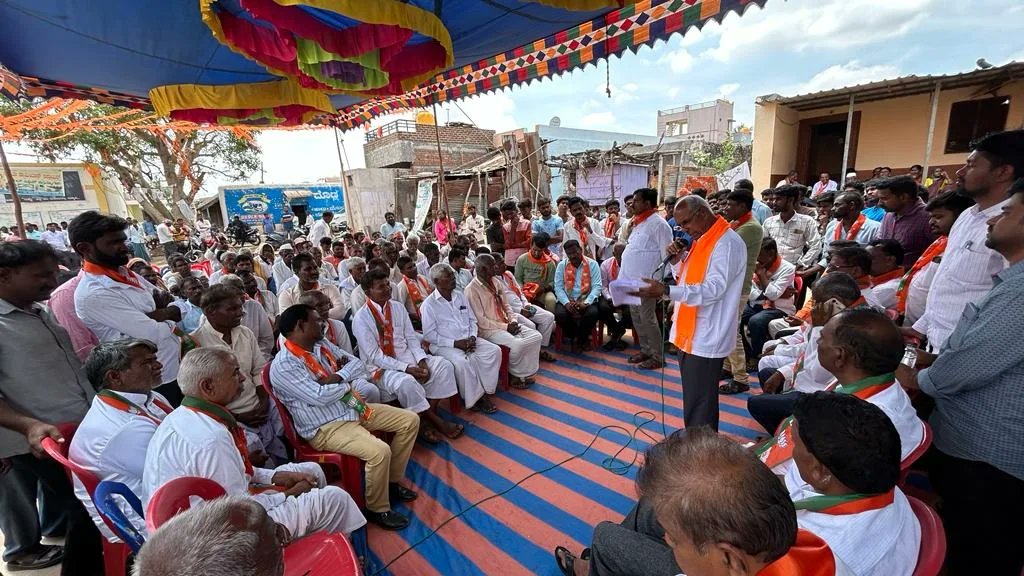 ಇಂದು ಯಲಬುರ್ಗಾ ವಿಧಾನಸಭಾ ಕ್ಷೇತ್ರದ ಚಿಕ್ಕಮ್ಯಾಗೇರಿ ಹಾಗೂ ಚಿಕ್ಕಮ್ಯಾಗೇರಿ ತಾಂಡಾಗಳಲ್ಲಿ ಚುನಾವಣಾ ಪ್ರಚಾರ ನಡೆಸಲಾಯಿತು. ಎಲ್ಲೆಡೆ ಉತ್ತಮ ಪ್ರತಿಕ್ರಿಯೆ ವ್ಯಕ್ತವಾಗಿದ್ದು, ನಮ್ಮ ಮನೋಬಲ ಹೆಚ್ಚಿಸಿದೆ.

<a href="/BJP4Karnataka/">BJP Karnataka</a>