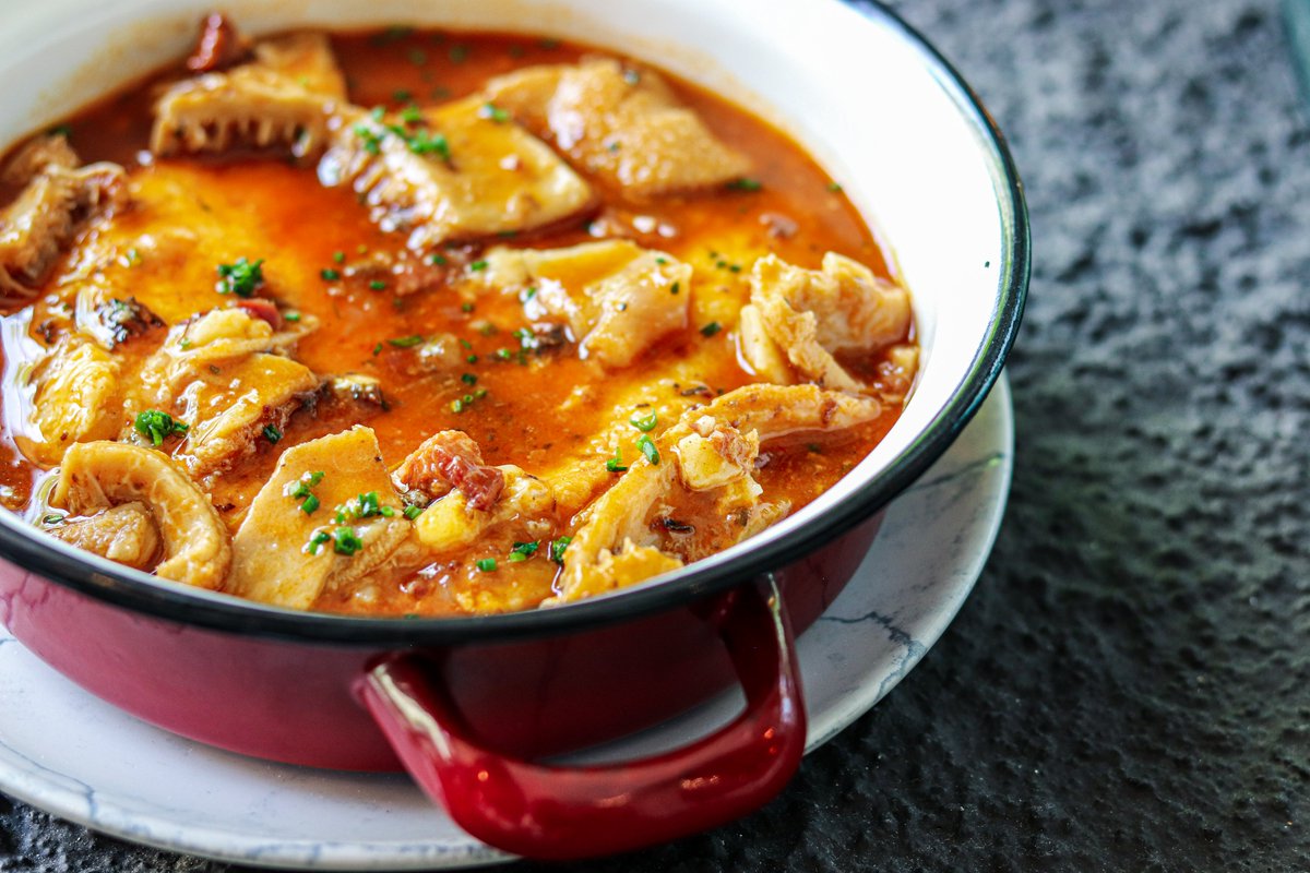 Nuestra tortilla española de cuchara con callos. Manera diferentes de cocinar los platos de siempre. Solo en Taramara.

📍 Avda. de los Arces, 11.
 Reservas (link en bio) o llamando al 910 58 11 21.

 #SomosTaramara #taramareando #queesgerundio #taramara #producto #criterio