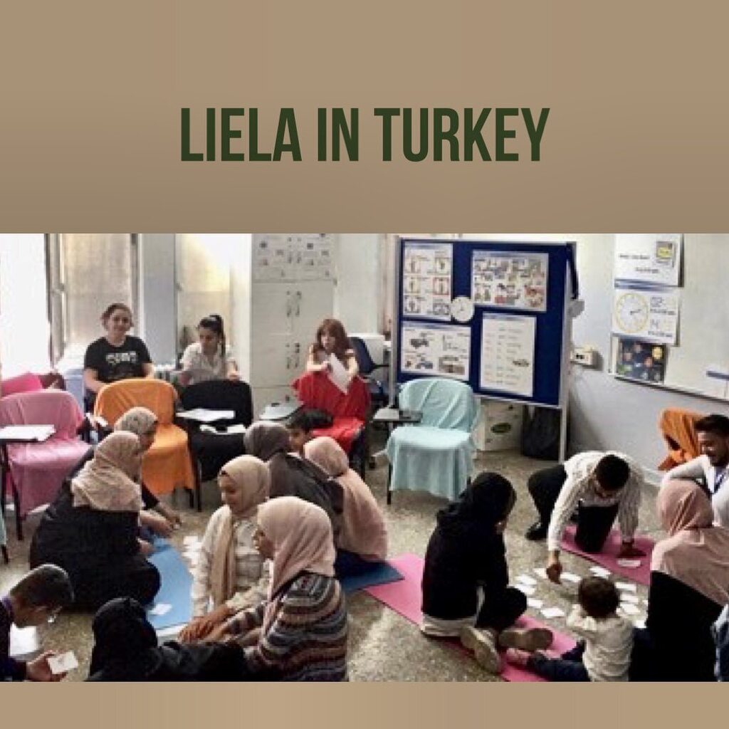 Im Auftrag des Amtes für Auswärtiges 
findet in Sanliurfa, in der Näher der türkisch-syrischen Grenze, seit zwei Wochen ein LieLa Englischkurs mit Geflüchteten aus Syrien und dem Irak statt. 
Zwei LieLa Trainer bilden Vorort Kursleiter:innen für die Part… instagr.am/p/Cr2rQ9osD5i/