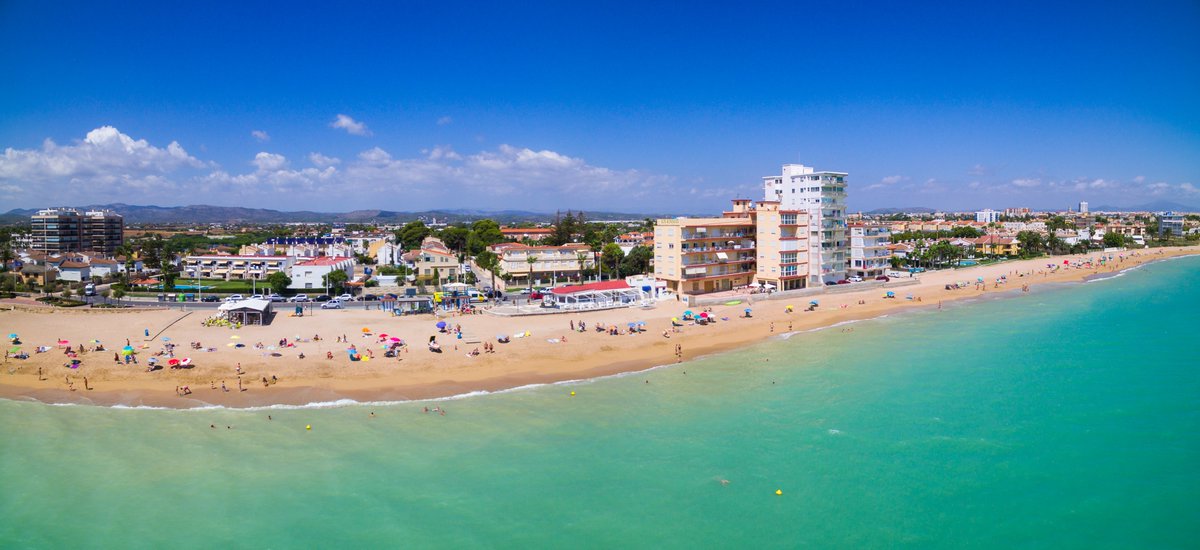 BenicarloTravel's tweet photo. 💙🌊 Este año, ¡renovamos las 2 banderas azules de la playa dl #Morrongo y la #Caracola! Este reconocimiento valora la calidad ambiental de las aguas y la excelencia de sus servicios, com por ejemplo duchas, socorrismo, limpieza, accesibilidad o seguridad. ¡A disfrutarlas!

#Bló https://t.co/Js3XgqX3P1