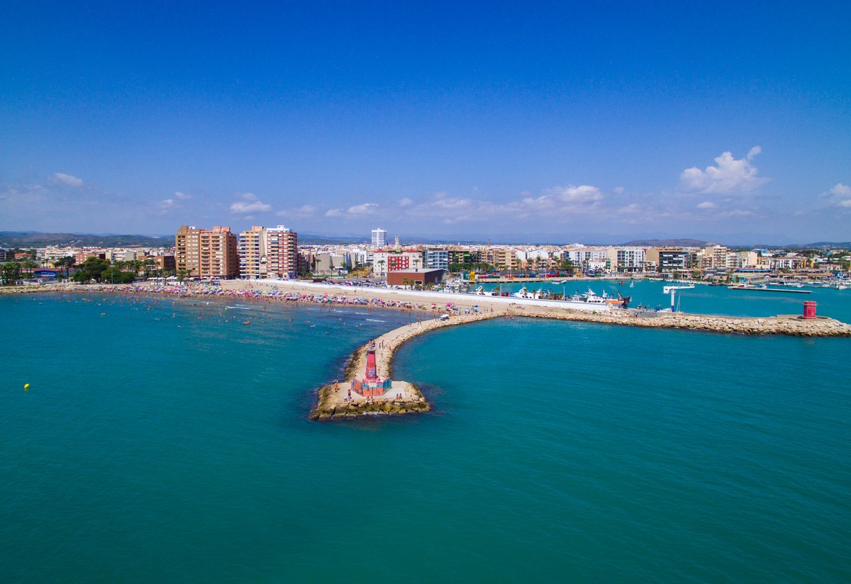 BenicarloTravel's tweet photo. 💙🌊 Este año, ¡renovamos las 2 banderas azules de la playa dl #Morrongo y la #Caracola! Este reconocimiento valora la calidad ambiental de las aguas y la excelencia de sus servicios, com por ejemplo duchas, socorrismo, limpieza, accesibilidad o seguridad. ¡A disfrutarlas!

#Bló https://t.co/Js3XgqX3P1