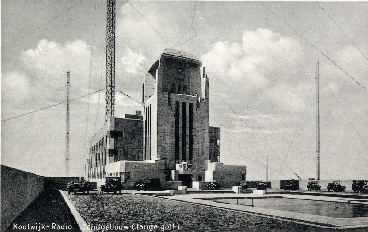 Vandaag op de kop af 100 jaar geleden kwam de eerste radiotelegrafieverbinding vanuit Malabar, voormalig Nederlands-Indië, met Radio Kootwijk tot stand. Meer over de geschiedenis van Radio Kootwijk? Bekijk het programmaboekje van de Atlas van Apeldoorn > bit.ly/3NARiYj