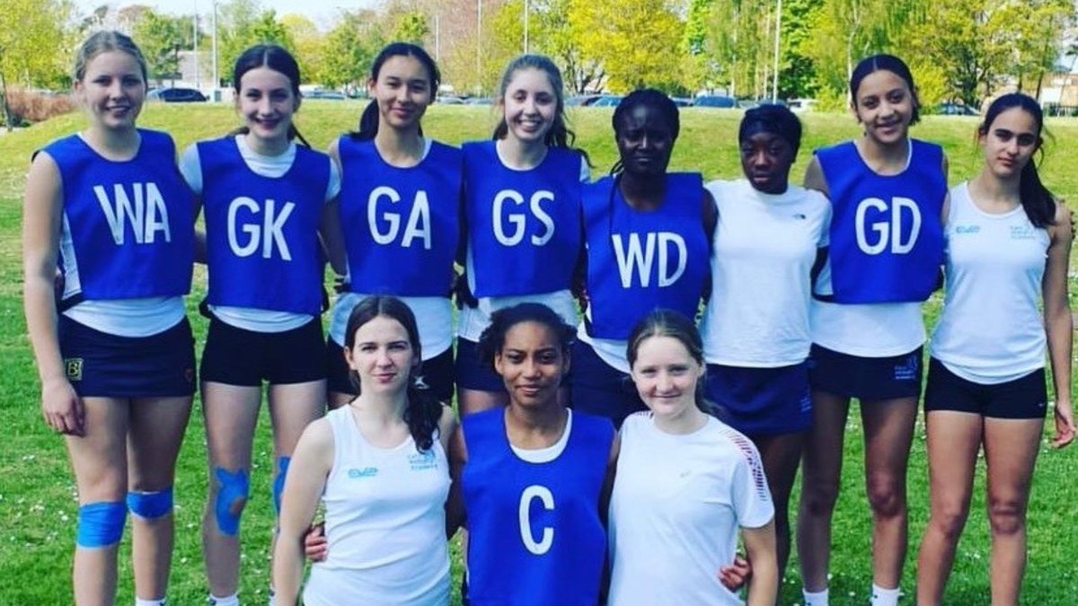 BeaconsNetball's tweet photo. Shout out to Riva, Pyale, Ava, Emily, Grace and Amelie who represented Kent in the Inter-Counties Tournament! Pyale was also awarded Player of the Day for the U13 squad π€©And we even got to meet the amazing Lisa Mather from @saracensmavericks βοΈ#beaconsnetball #kentnetball https://t.co/vkJBbxlKAp