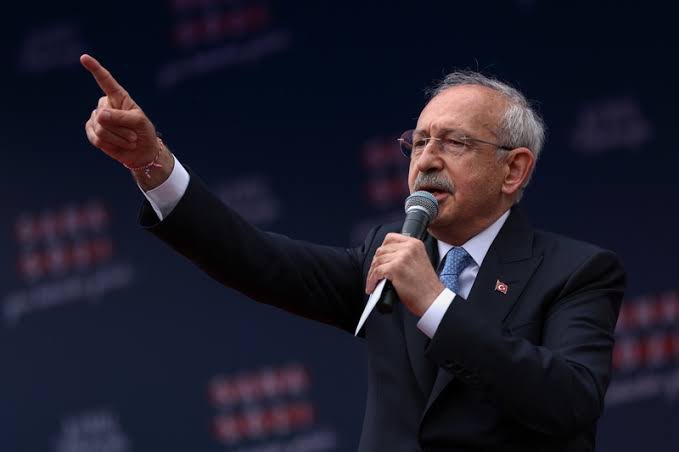 gokhanozbek's tweet photo. Kılıçdaroğlu’nun ABD ziyaretine ait bir kaset iddiası dolaşıyor.

Kılıçdaroğlu kendinden emin. Adam mutfağını bile açtı. 1 saat içinde kasedin sahteliğini ispatlayacak kadar hazırlıklı!

Kılıçdaroğlu; "Bunların 1 saat içinde sahte olduğu saptayacak programlar da var, bu konuda da önlem aldık. Son 10 günde böyle bir şey yapılacağı söylendi. Ek bilgi gelmedi ama ben bunu açıkladım. Seyahatimle ilgili bir şey olduğu söylendi gelen bilgi öyleydi. Devletine saygı duyan namuslu bürokratlar var. İftirayla, karalama kampanyalarıyla, bel altı vuruşlarla yapılanların yanlış olduğunu biliyorlar." dedi.