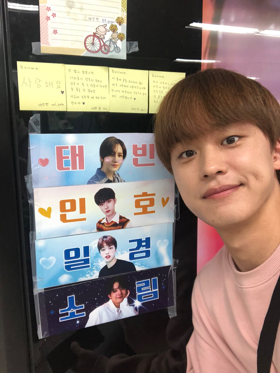 chwoooooooo's tweet photo. 피크타임 일경님..? 합정역에서 뵀어요..!!! 셀카 요청드렸더니 찍어주셔서 공유합이다..

포스트잇인지 슬로건인지 빤히 보시다가 본인 슬로건 떼어가셨어요.!!! https://t.co/xGPvK916gs
