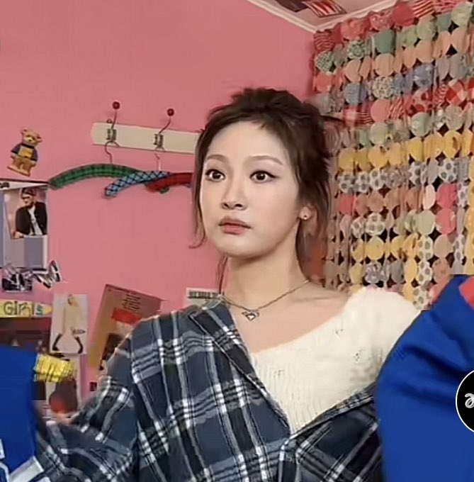 NNVOCALS's tweet photo. No way they put a bandage on the back of her necklace so it fits 😭 https://t.co/MSM07h47m9