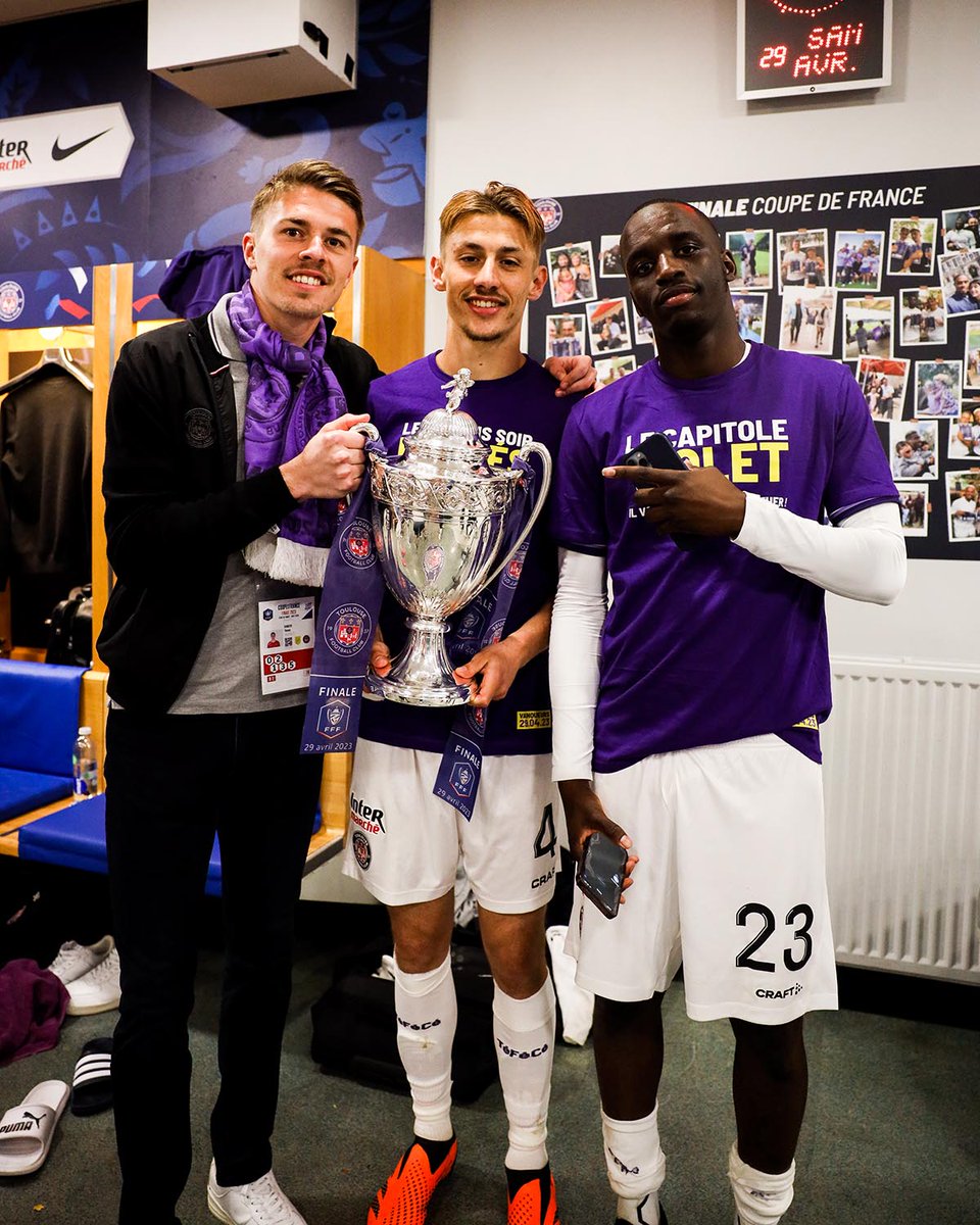 ToulouseFC's tweet photo. Pour la symbolique, on aime beaucoup celle là d'@anthonyrouault1 !

Entouré de deux autres pitchouns, Moussa et Thomas 💜 

Défaits au Stade de France en finale de #Gambardella et qui, 4 ans après, au même endroit, soulèvent la #CoupeDeFrance ! https://t.co/VyGJF4VINm