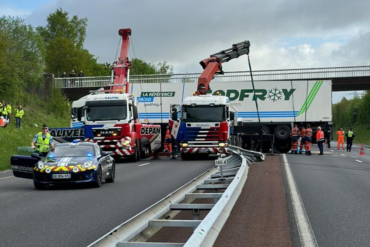 Opération de relevage terminée sur l'A84. Le chauffeur se porte bien. L'équipage de l'ERI est sur les lieux. La DIRNO et la <a href="/Gendarmerie_050/">Gendarmerie de la Manche</a> se mobilisent pour rétablir la circulation au plus vite.