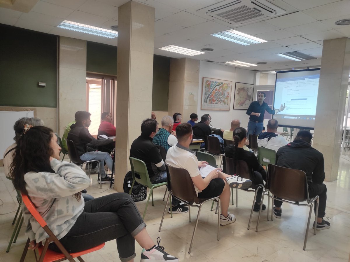 F_Rondilla's tweet photo. 🗣️Acompañamos a las personas privadas de libertad en su proceso de inserción #laboral. Ayer el técnico de los Puntos de Autoempleo Incorpora de @asopuente les informó de una posible oportunidad en el 🌎 del #emprendimiento. @FundlaCaixa #Reincorpora #IncorporaFunlaCaixa https://t.co/jGlPJzvD8l