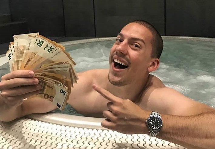 antickifilozof's tweet photo. Не заборавимо да се због овог Јутјбера и његовог насиља које промовише једна девојка убила. Не заборавимо колики он утицај има баш на ову генерацију која данас врши ове масовне злочине https://t.co/Tgh4Ybsnit