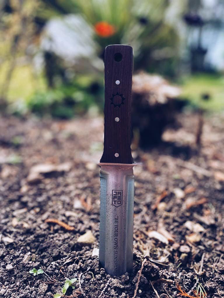 Be your own sunshine 📷 Engravings available on Hori’s and more! You can even get an etched image on the handle. #gardening #gardeners #gardenersofinsta #gardenersofinstagram #gardenerspfig #gardengram #gardeninggram #gardenlife #gardeninspo #gardentools #gardenphotography