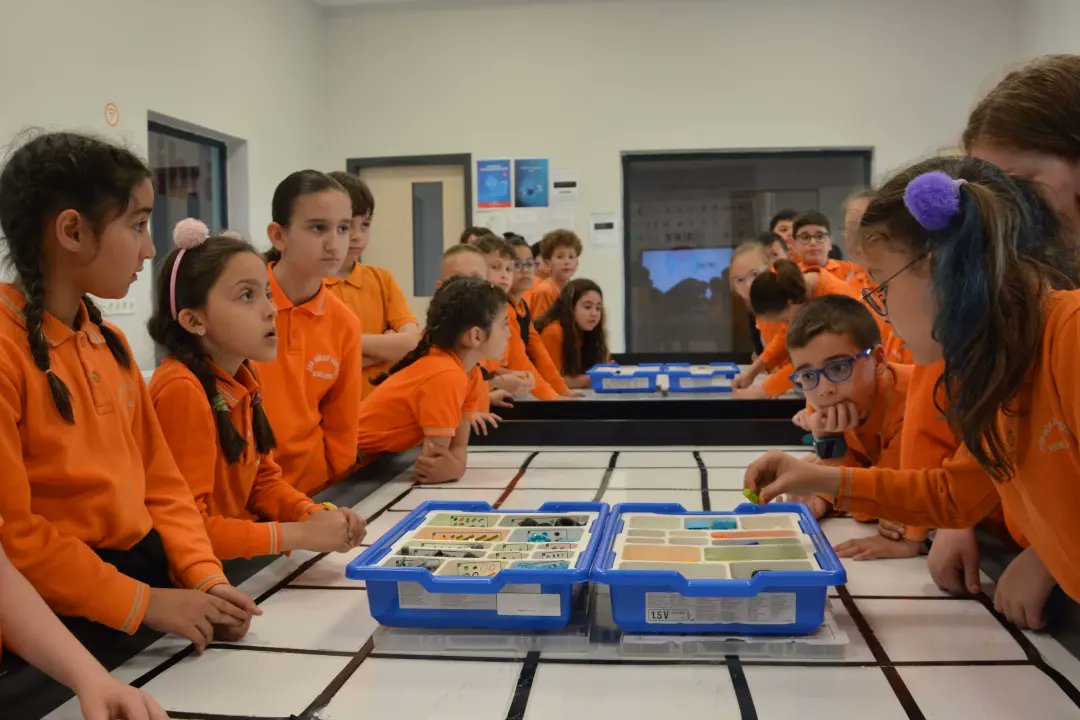 BK_Kirklareli's tweet photo. Bilişim Haftası etkinlikleri kapsamında Ziya Gökalp İlkokulu öğrencilerini okulumuzda mutlulukla ağırladık. WeDo 2.0 setlerimizi kullanarak tasarladığımız robotlarımızı heyecanla inşa ettik 🤖 https://t.co/8Yr7iAXr73