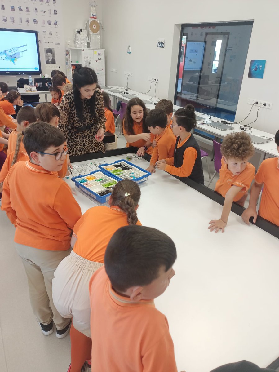 BK_Kirklareli's tweet photo. Bilişim Haftası etkinlikleri kapsamında Ziya Gökalp İlkokulu öğrencilerini okulumuzda mutlulukla ağırladık. WeDo 2.0 setlerimizi kullanarak tasarladığımız robotlarımızı heyecanla inşa ettik 🤖 https://t.co/8Yr7iAXr73