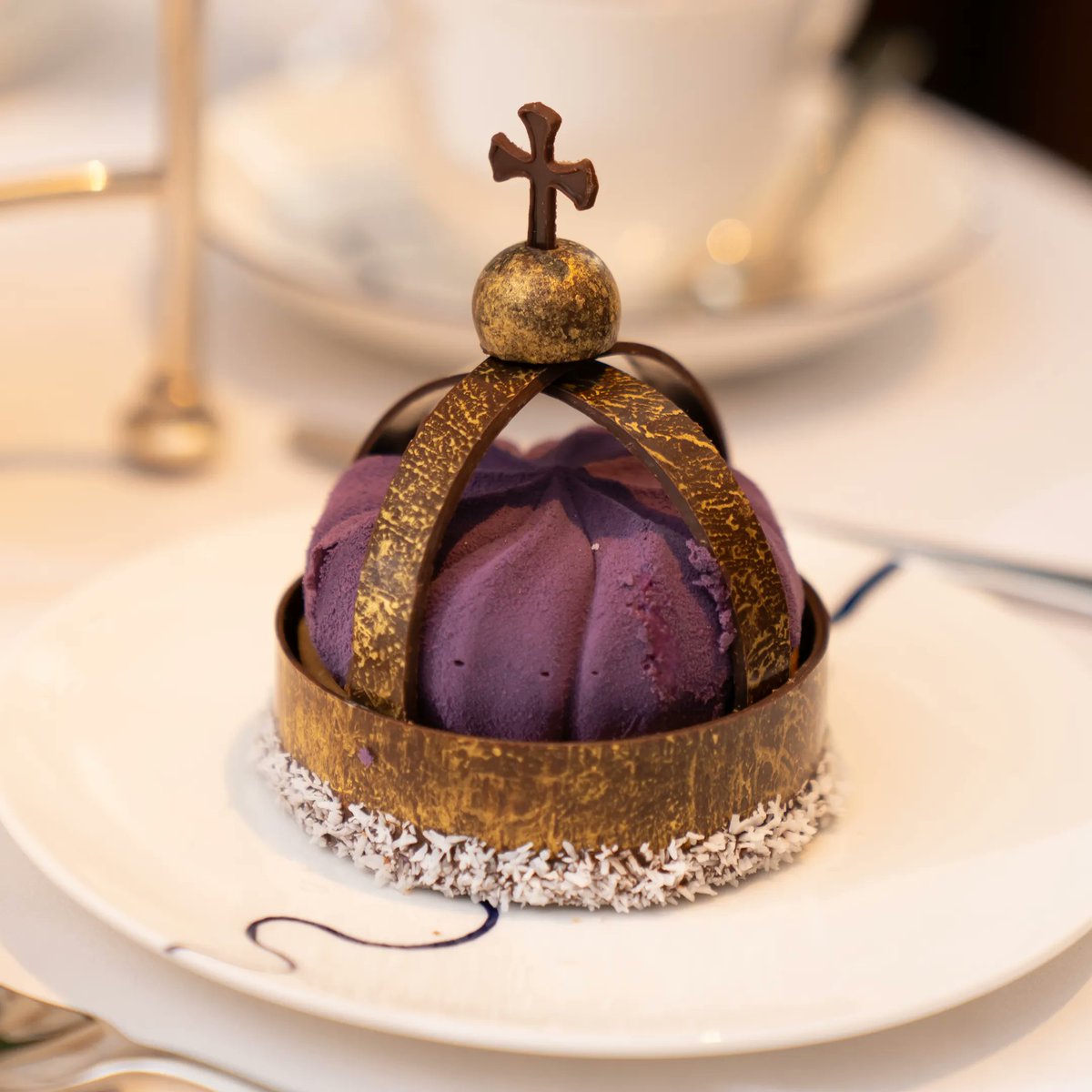 FlorisLondon's tweet image. Inspired by our 1979 scent, Elite Eau de Toilette, get ready to indulge in a regal dining experience as we toast to the new monarch.

For more information and to book your experience, visit @GSY_London .

#FlorisLondon #GSY #AfternoonTea #Coronation