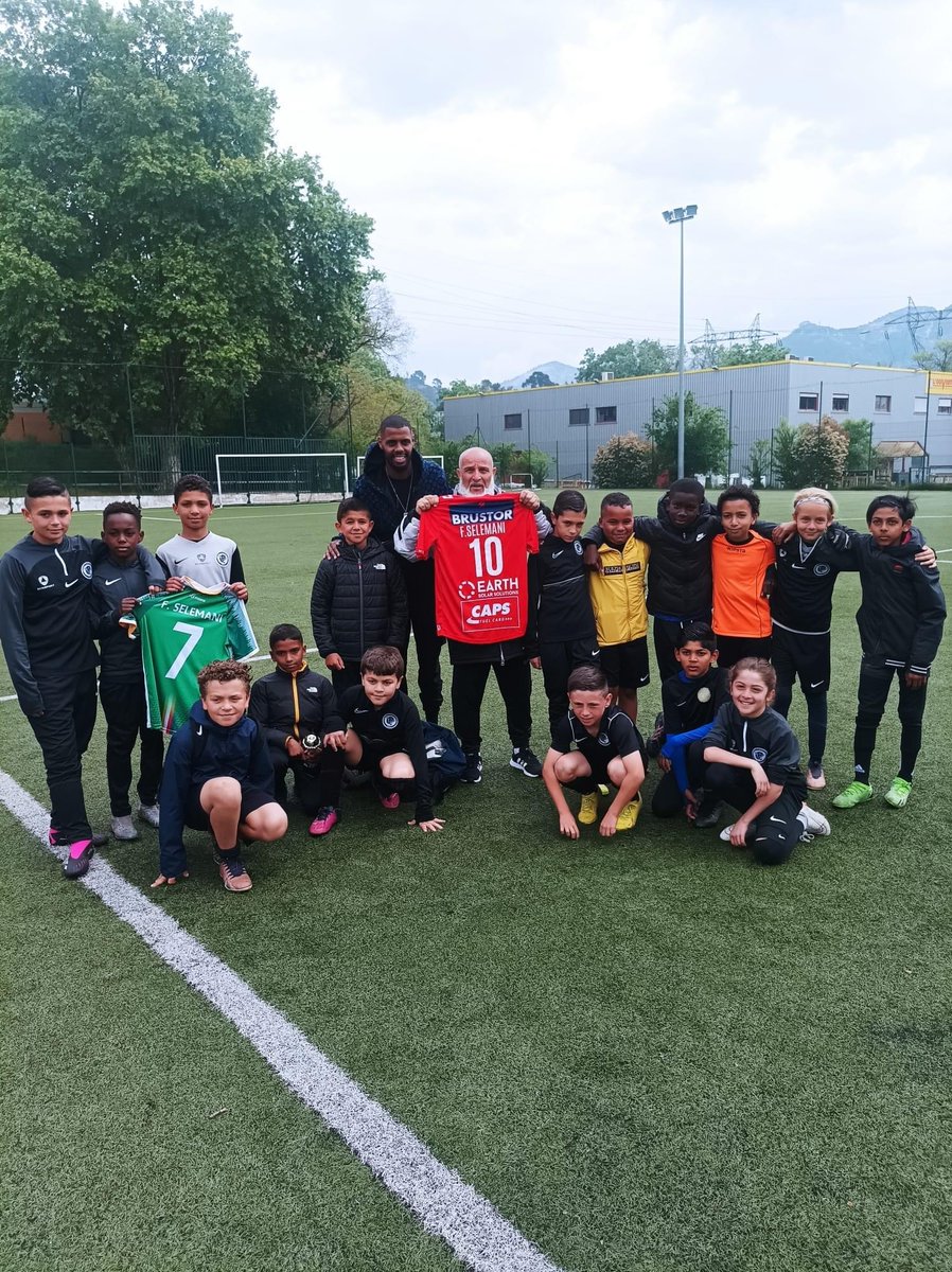 treize013's tweet photo. ℹ️ Le Marseillais Faïz Selemani 🇰🇲 a rendu visite au club Marseillais du FC Rouguière. L’international comorien a expliqué son parcours aux petits du club. 

Bravo @SelemaniFaiz. 👏🏽 https://t.co/iuI4o2RBbS