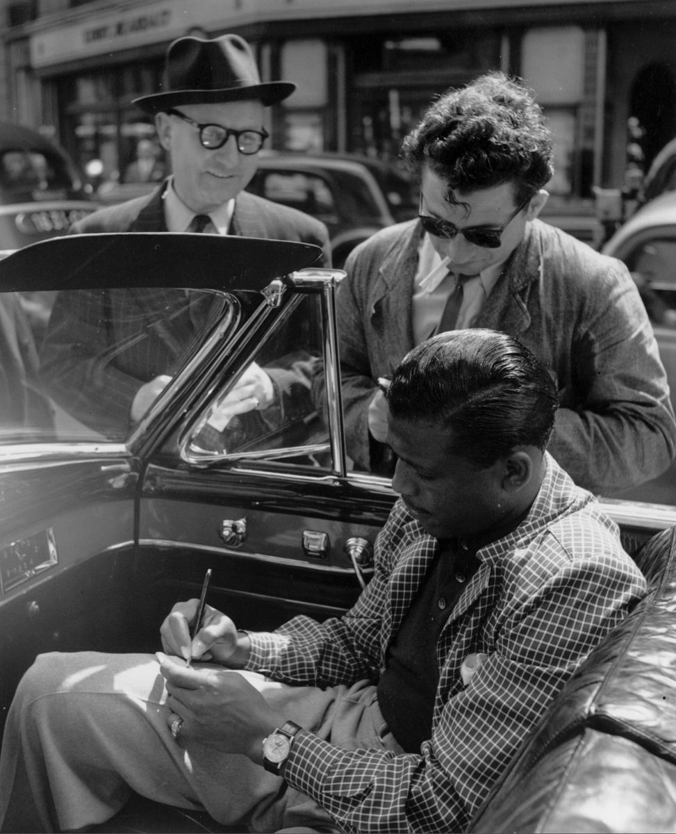 On his way to London for the Turpin fight, Sugar Ray is signing autographs for his Parisian fans. Patek 1518 on the wrist! #sugarrayrobinson #sugarray #boxing #goat #p4p #patekphilippe #perpetualcalendar #chronograph #patek #perpcal #chrono #watchfam #vintagechrono #dresswatch