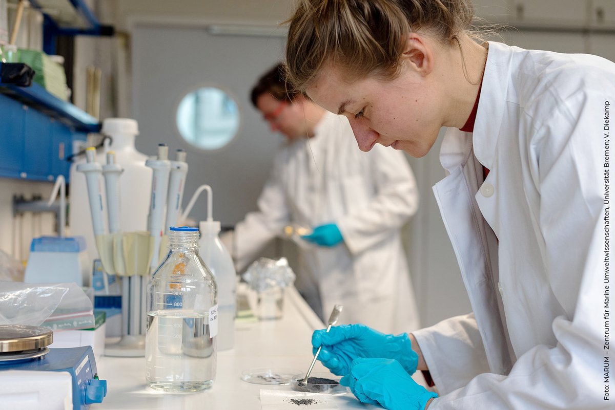 CDRmare's tweet photo. Eignet sich Basaltgestein der oberen ozeanischen Erdkruste als #CO2-Speicher oder nicht? Das Forscherduo @isabel_krmn @GEOMAR_de &amp; Isabel Lange @UniBremen möchte das herausfinden. Mehr darüber in der #CDRmare #ScienceStory👉🏽 https://t.co/X0z4pZhQyp #AIMS3 @marum_de @Allianz_Meer https://t.co/oEVLX5X08G