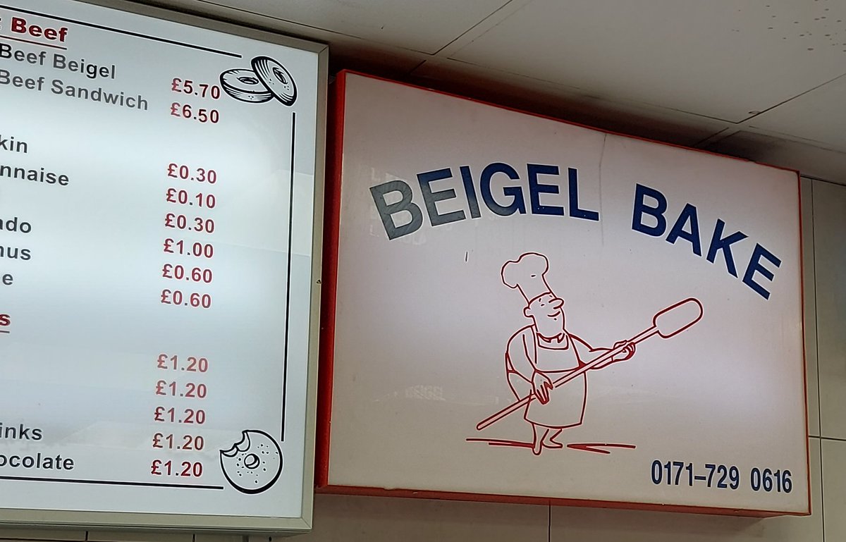 TonyHom33's tweet photo. I couldn't resist dropping into #BeigelBake #BrickLane yesterday. I love watching the process of making bagels, from boiling them to baking them. They taste pretty damn good, too 🥯 😋
@thegentleauthor https://t.co/V1MnY6SxZh