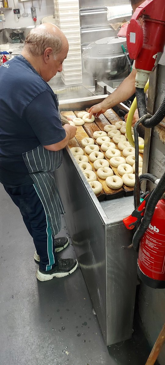 TonyHom33's tweet photo. I couldn't resist dropping into #BeigelBake #BrickLane yesterday. I love watching the process of making bagels, from boiling them to baking them. They taste pretty damn good, too 🥯 😋
@thegentleauthor https://t.co/V1MnY6SxZh